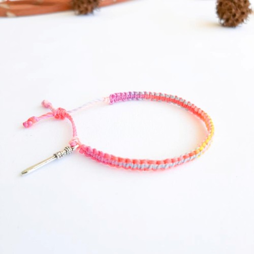 Pulsera Macramé Cromoterapia con Dije Espada - Imagen 2