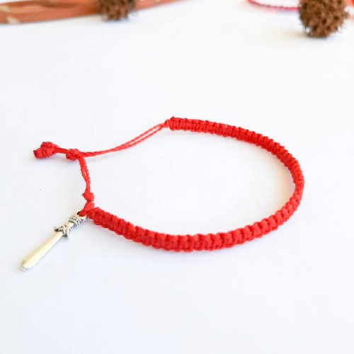 Pulsera Macramé roja con Dije Espada - Imagen 2